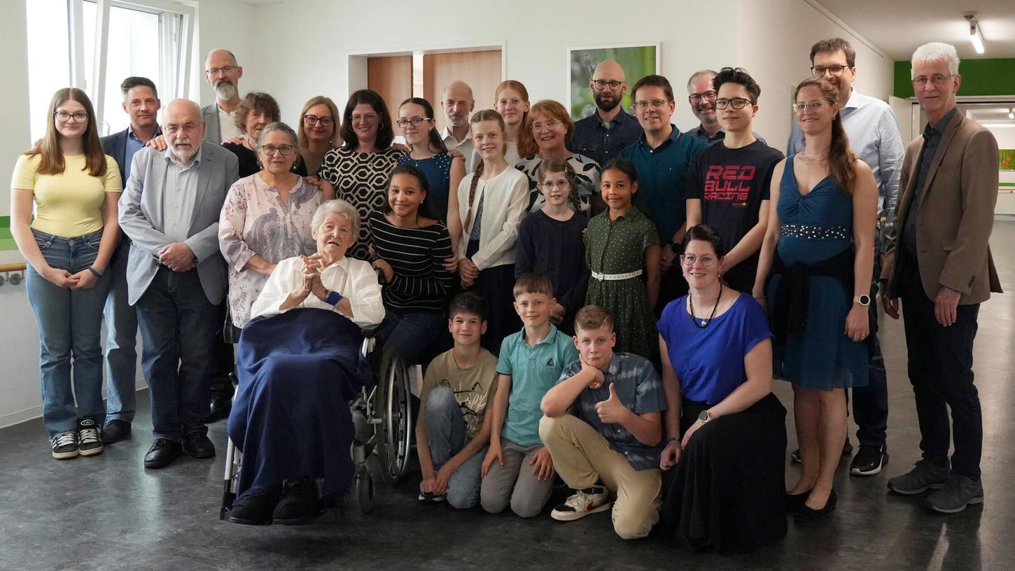 Louise Mulack (vorne links) feierte im Kreise ihrer Familie ihren 100. Geburtstag. Auch Bürgermeister Markus Mahl gratulierte. Louise Mulack (vorne links) feierte im Kreise ihrer Familie ihren 100. Geburtstag. Auch Bürgermeister Markus Mahl gratulierte.