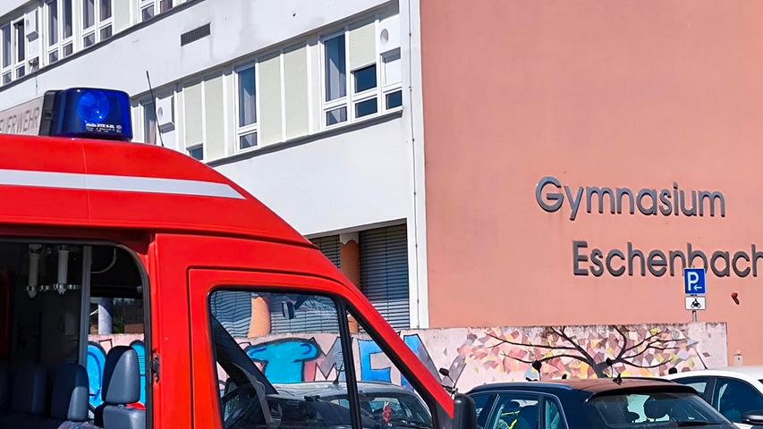 Am Freitagvormittag wurden Einsatzkräfte wegen einer Bombendrohung zum Gymnasium Eschenbach gerufen. Nun gibt es Tatverdächtige. Am Freitagvormittag wurden Einsatzkräfte wegen einer Bombendrohung zum Gymnasium Eschenbach gerufen. Nun gibt es Tatverdächtige.