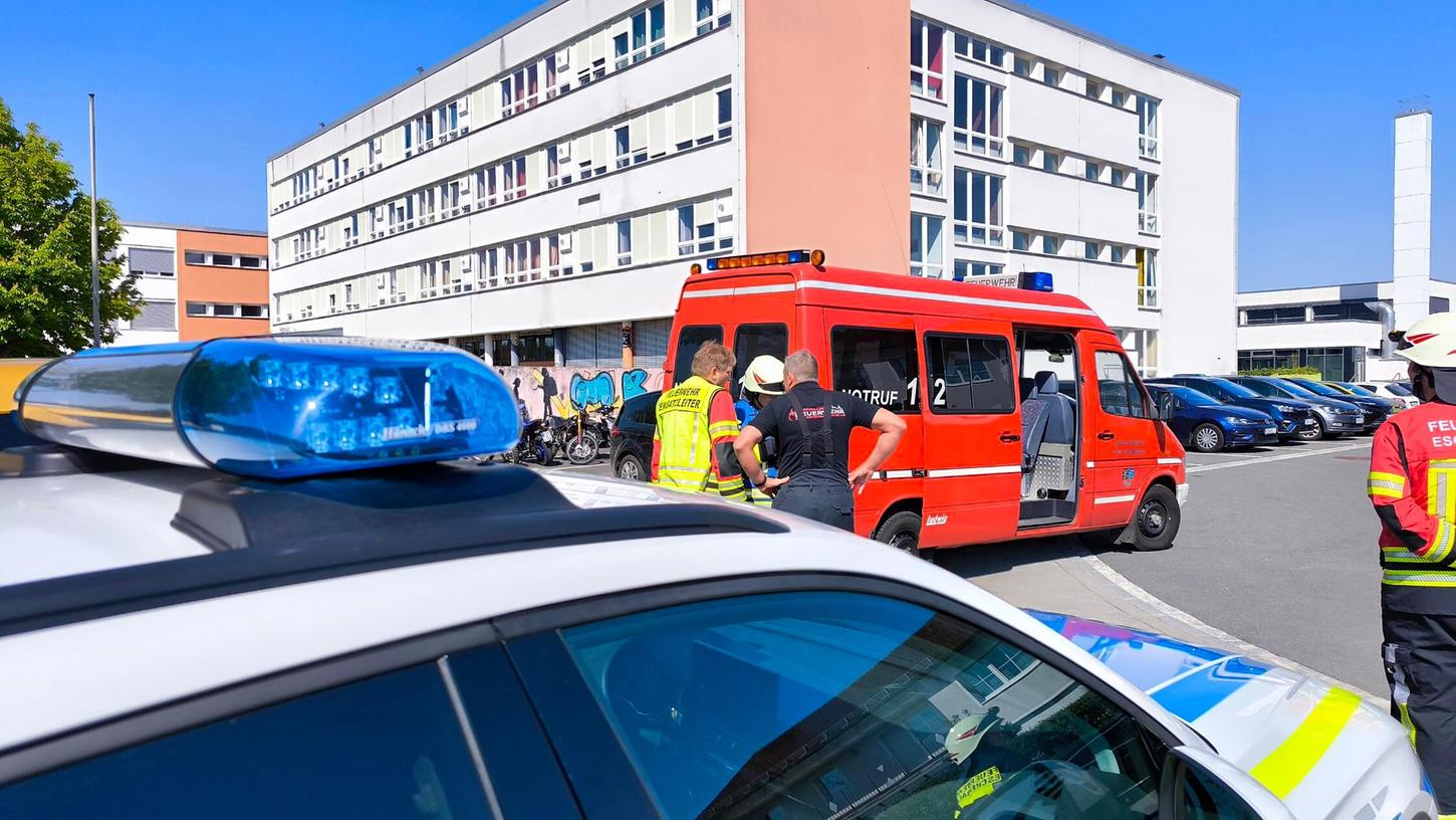 Von der Bombendrohung betroffen waren sowohl das Gymnasium als auch die Wirtschaftsschule Eschenbach. Rund 800 Schülerinnen und Schüler wurden vorsorglich evakuiert. Von der Bombendrohung betroffen waren sowohl das Gymnasium als auch die Wirtschaftsschule Eschenbach. Rund 800 Schülerinnen und Schüler wurden vorsorglich evakuiert.