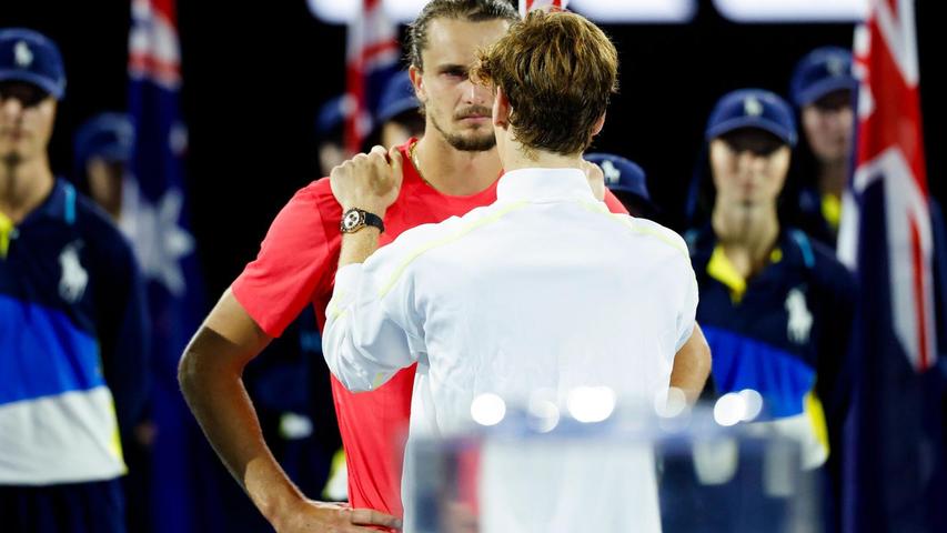Bei den Australian Open tröstete Sinner noch den im Finale unterlegenen Zverev. Bei den Australian Open tröstete Sinner noch den im Finale unterlegenen Zverev.