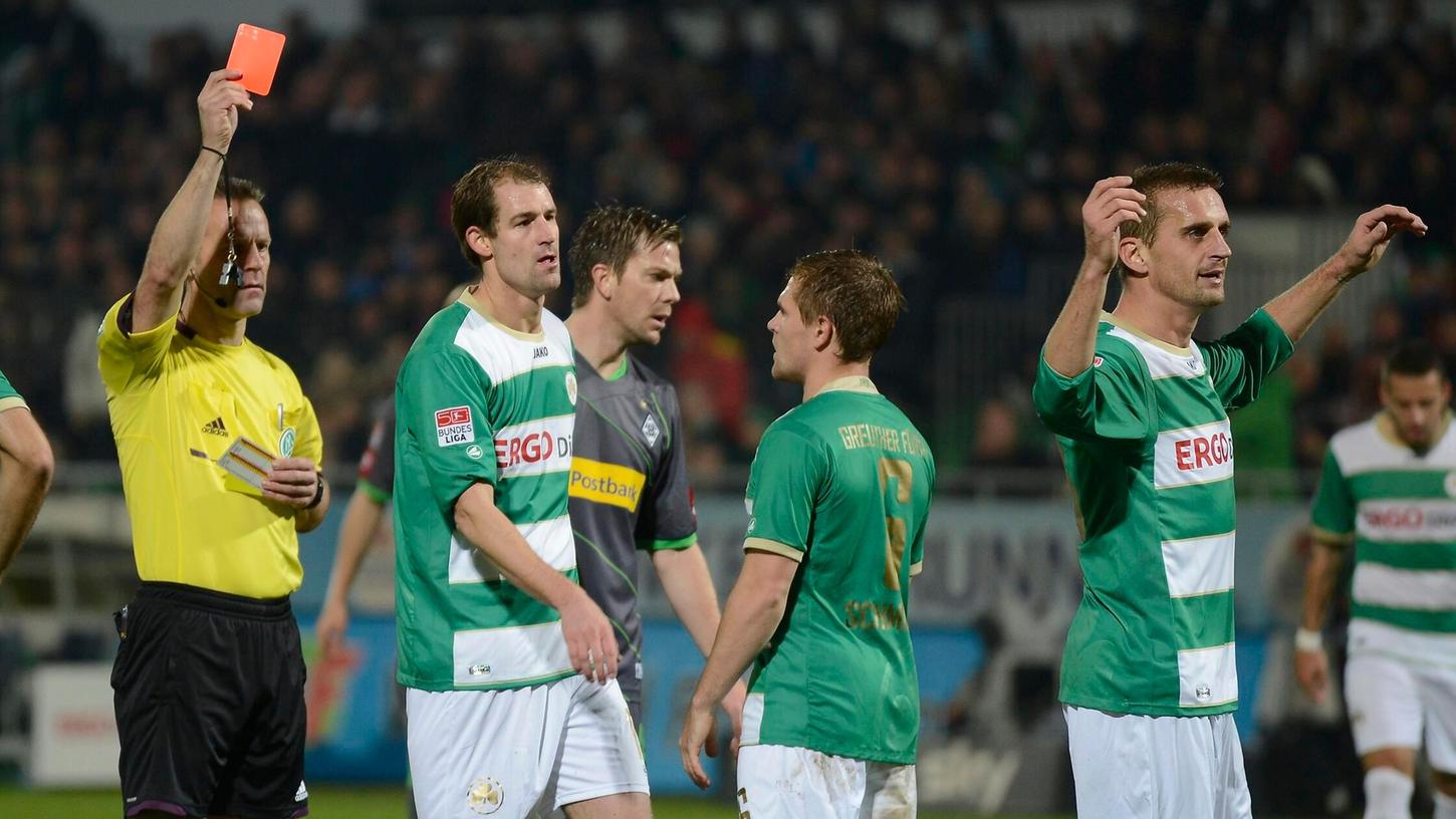 Einst gemeinsam auf dem Platz, jetzt gemeinsam Trainer: Thomas Kleine (Mitte) und Milorad Pekovic (rechts) sollen den Abstieg verhindern. Einst gemeinsam auf dem Platz, jetzt gemeinsam Trainer: Thomas Kleine (Mitte) und Milorad Pekovic (rechts) sollen den Abstieg verhindern.