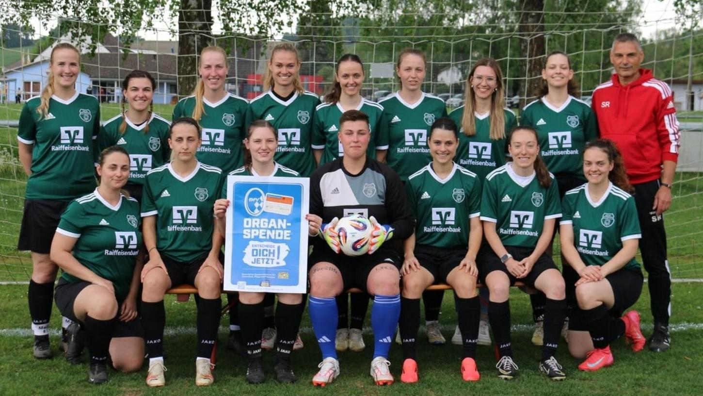 Im Rahmen des Bezirksligaheimspiels gegen den TSV Katzwang (1:3) beteiligten sich auch die Fußballerinnen der Kattenhochstatter Eintracht an der Organspende-Aktion des BFV. Im Rahmen des Bezirksligaheimspiels gegen den TSV Katzwang (1:3) beteiligten sich auch die Fußballerinnen der Kattenhochstatter Eintracht an der Organspende-Aktion des BFV.