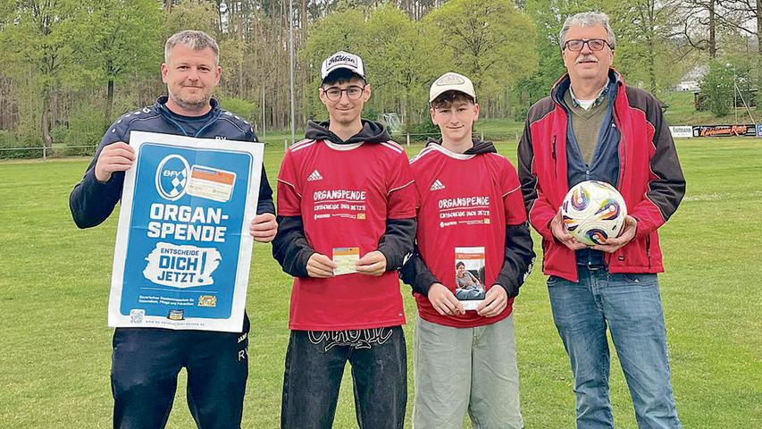 Am Ramsberger Sportplatz machten Robert Egerer (Spielleiter und 2. Vorsitzender der SG), die Spieler Leon Pauckner und Jannik Reinig sowie Willi Birkhan (1. Vorsitzender der SG) auf das Thema ausmerksam. Am Ramsberger Sportplatz machten Robert Egerer (Spielleiter und 2. Vorsitzender der SG), die Spieler Leon Pauckner und Jannik Reinig sowie Willi Birkhan (1. Vorsitzender der SG) auf das Thema ausmerksam.