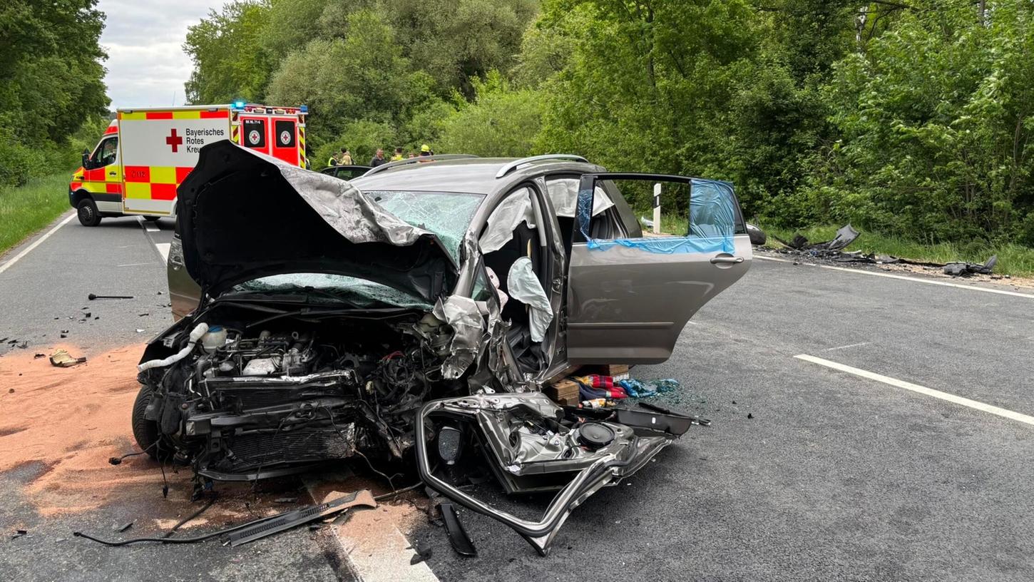 Nachdem er aus bisher unbekannten Gründen auf die Gegenspur gekommen war, verstarb der Fahrer dieses VW Golf auf der B14. Nachdem er aus bisher unbekannten Gründen auf die Gegenspur gekommen war, verstarb der Fahrer dieses VW Golf auf der B14.
