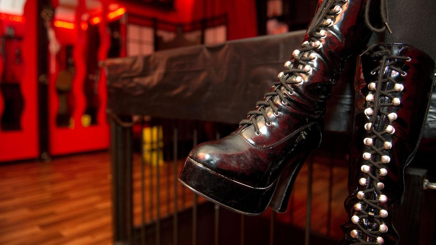 In Karlsruhe stand eine Domina vor Gericht - wegen Steuerhinterziehung. (Symbolbild) In Karlsruhe stand eine Domina vor Gericht - wegen Steuerhinterziehung. (Symbolbild)