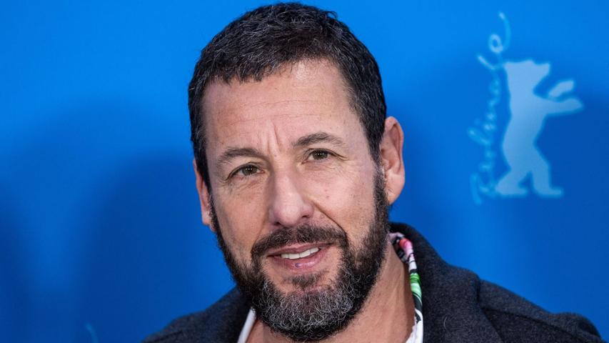 Adam Sandler spielt an der Seit von George Clooney in der Komödie „Jay Kelly“ mit. Adam Sandler spielt an der Seit von George Clooney in der Komödie „Jay Kelly“ mit.