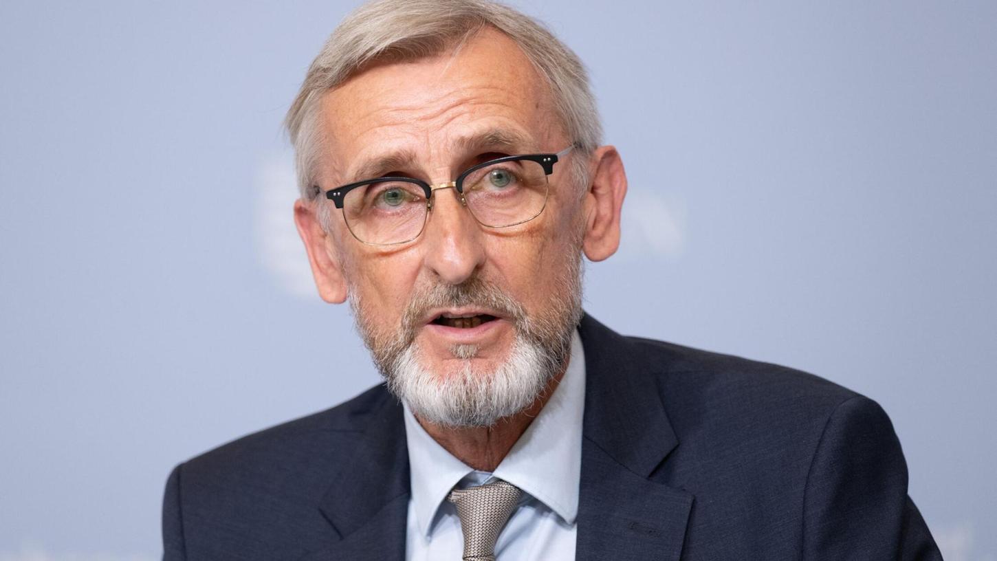 Innenminister Armin Schuster lehnt nach AfD-Einstufung anlasslose Gesinnungsprüfung für Beamte mit AfD-Mitgliedschaft ab. (Archivbild) Innenminister Armin Schuster lehnt nach AfD-Einstufung anlasslose Gesinnungsprüfung für Beamte mit AfD-Mitgliedschaft ab. (Archivbild)