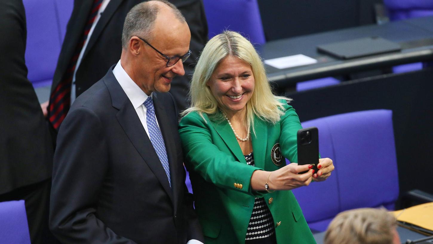 CDU-Chef Friedrich Merz und die CSU-Bundestagsabgeordnete Silke Launert machen vor Bekanntgabe des Ergebnisses zum ersten Wahlgang der Kanzlerwahl ein Selfie. CDU-Chef Friedrich Merz und die CSU-Bundestagsabgeordnete Silke Launert machen vor Bekanntgabe des Ergebnisses zum ersten Wahlgang der Kanzlerwahl ein Selfie.