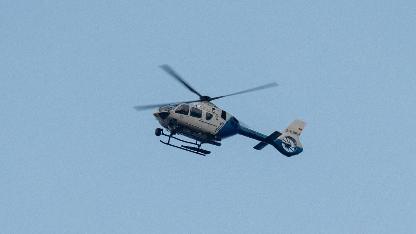 Auch ein Polizeihubschrauber war bei der Fahndung im Einsatz. (Symbolbild) Auch ein Polizeihubschrauber war bei der Fahndung im Einsatz. (Symbolbild)