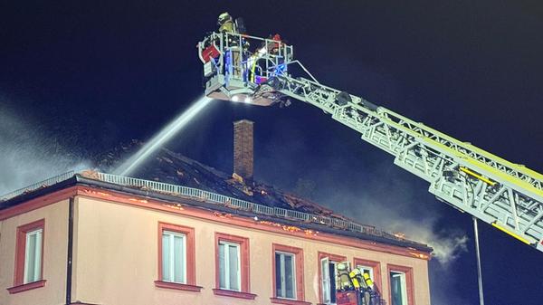 Haus brennt zum dritten Mal in Folge: Dachstuhl li