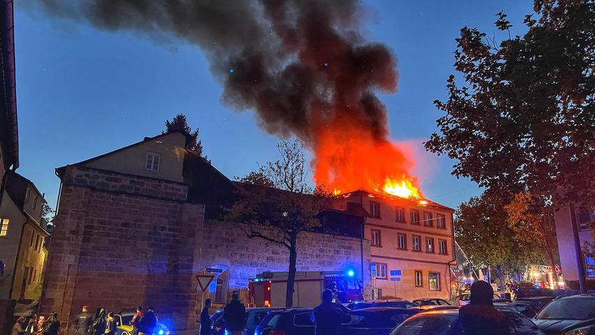 Der Dachstuhl des Hauses brannte laut Auskunft der Polizei Schwabach komplett aus. Der Dachstuhl des Hauses brannte laut Auskunft der Polizei Schwabach komplett aus.
