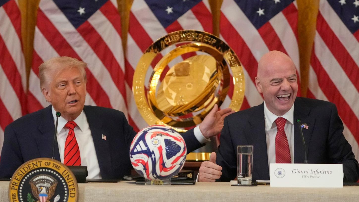 US-Präsident Donald Trump und FIFA-Präsident Gianni Infantino bei einem Termin im Weißen Haus. US-Präsident Donald Trump und FIFA-Präsident Gianni Infantino bei einem Termin im Weißen Haus.