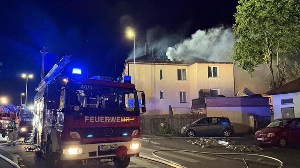 Der gesamte Dachstuhl des - wegen des ersten Brands unbewohnten - dreistöckigen Gebäudes habe am Abend Feuer gefangen, sagte ein Polizeisprecher.