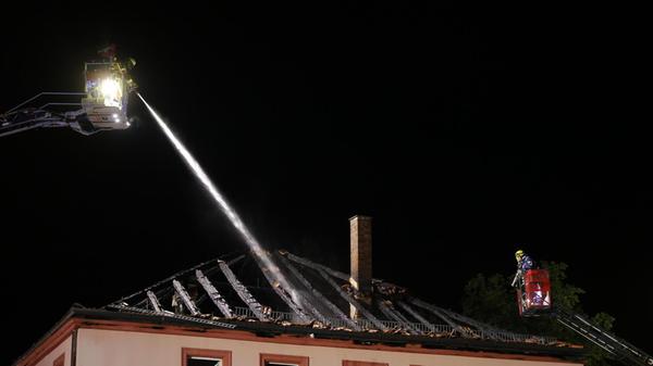 Die Zwischendecke über dem zweiten Obergeschoss brach demnach zusammen.