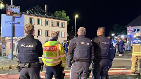 Wegen des aktuellen Brands in der Nacht mussten die Bewohner des Nachbarhauses der Polizei zufolge vorsorglich evakuiert werden. Sie hätten nach rund zweieinhalb Stunden in ihre Wohnungen zurückkehren können.
