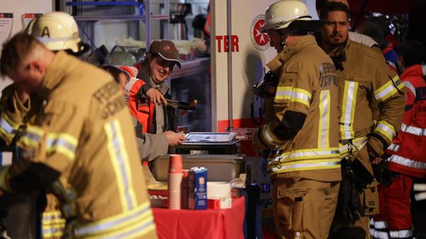 Rund fünf Stunden lang war die Feuerwehr laut dem Sprecher im Einsatz.
