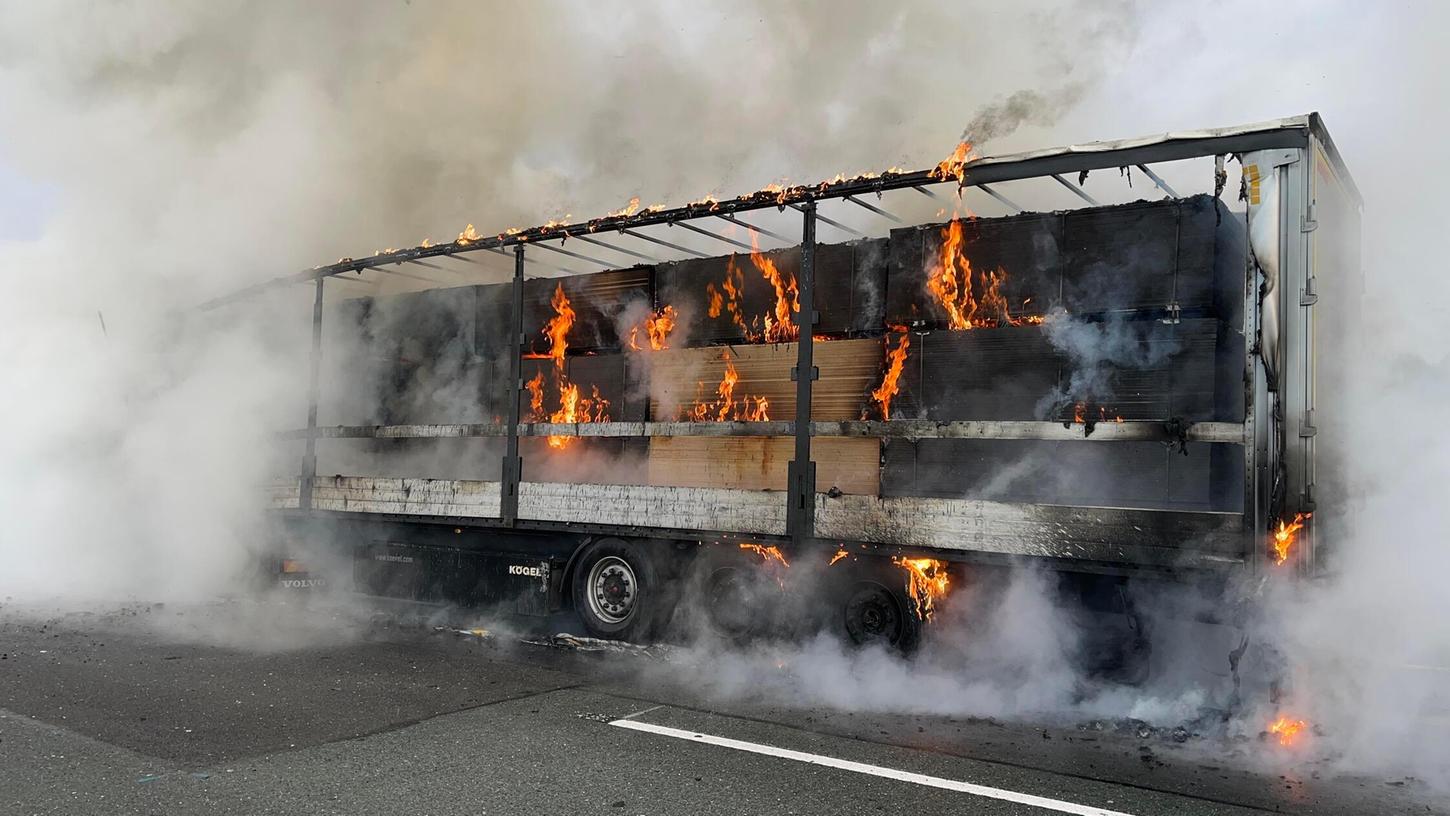 Innerhalb kurzer Zeit stand der mit Holz beladene Transporter vollständig in Flammen. Innerhalb kurzer Zeit stand der mit Holz beladene Transporter vollständig in Flammen.