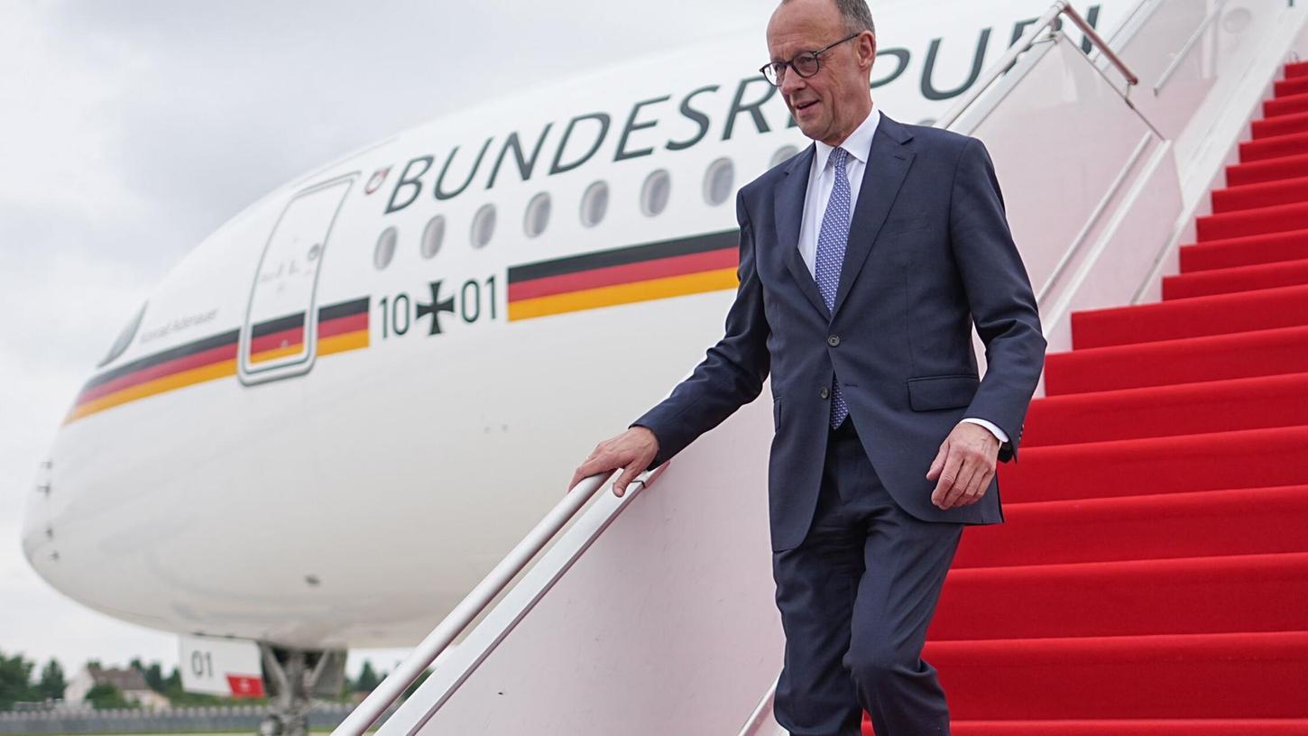 Der neue Bundeskanzler ist zu seinem ersten Besuch im Ausland in Paris eingetroffen. Der neue Bundeskanzler ist zu seinem ersten Besuch im Ausland in Paris eingetroffen.