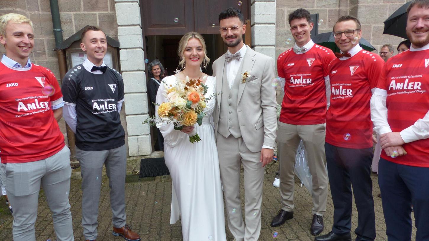 In der Wallfahrtskirche in Freystadt haben Katharina und Sebastian Wolf kirchlich geheiratet und wurden nach der Trauung von den Fußballern des FC Plankstetten mit einem Spalier empfangen. In der Wallfahrtskirche in Freystadt haben Katharina und Sebastian Wolf kirchlich geheiratet und wurden nach der Trauung von den Fußballern des FC Plankstetten mit einem Spalier empfangen.
