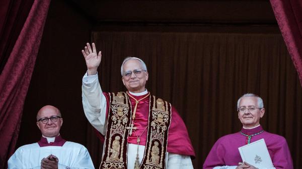 Vatican, the new Pope appears on the steps of St.