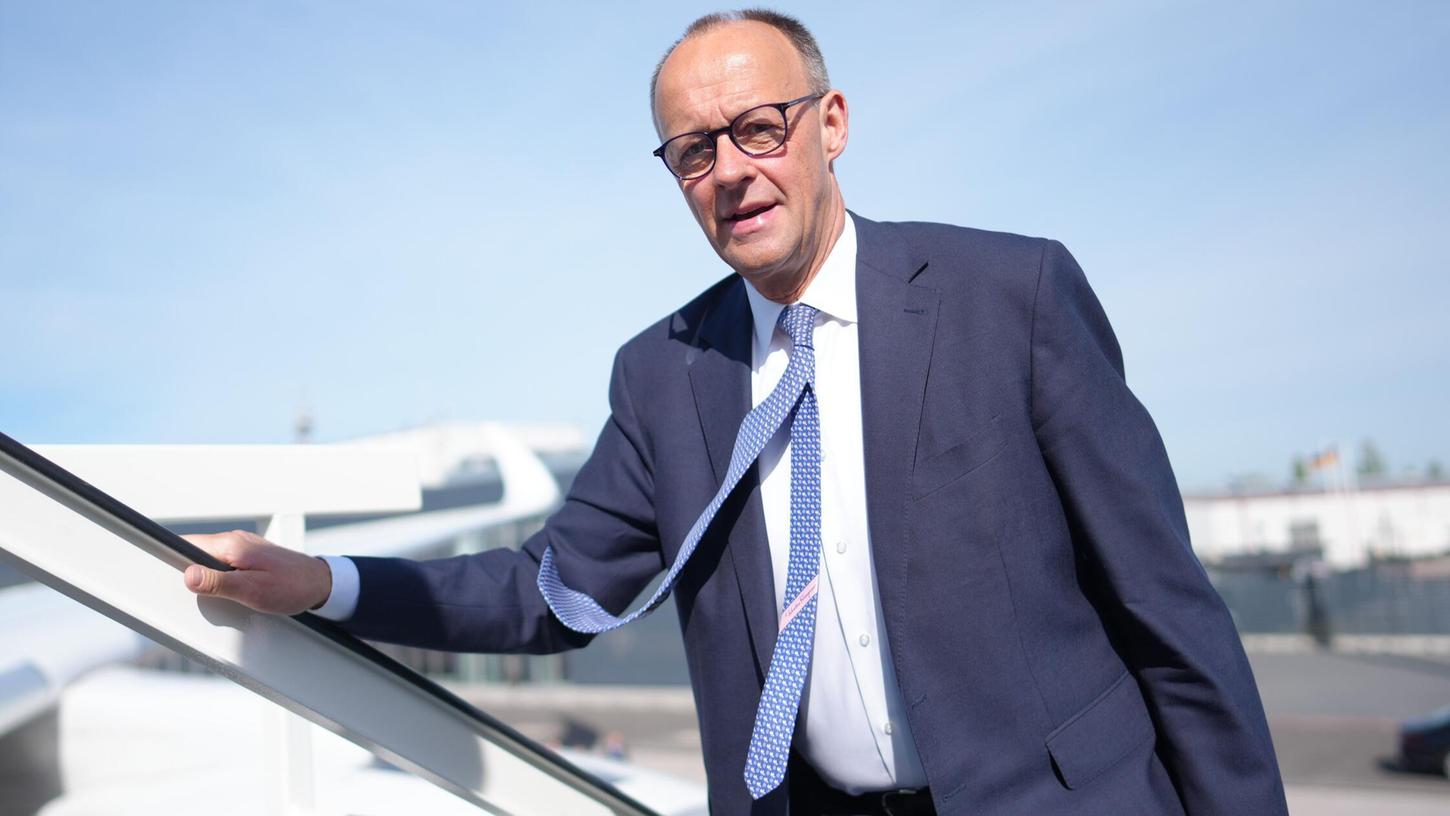 Bundeskanzler Friedrich Merz (CDU) steigt in das Flugzeug der Flugbereitschaft. Er reist zu Antrittsbesuchen nach Paris und Warschau. Doch auch zu Hause hat er noch einiges zu tun. Bundeskanzler Friedrich Merz (CDU) steigt in das Flugzeug der Flugbereitschaft. Er reist zu Antrittsbesuchen nach Paris und Warschau. Doch auch zu Hause hat er noch einiges zu tun.