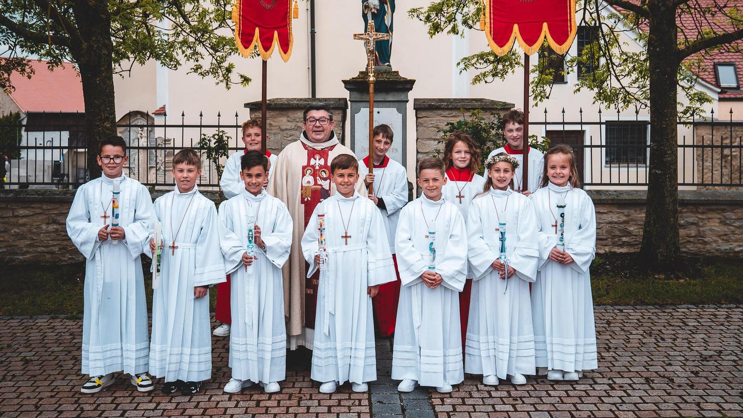Zusammen mit Pater Sales haben die Kommunionkinder in Burggriesbach in der Pfarrkirche ihren großen Tag gefeiert Zusammen mit Pater Sales haben die Kommunionkinder in Burggriesbach in der Pfarrkirche ihren großen Tag gefeiert