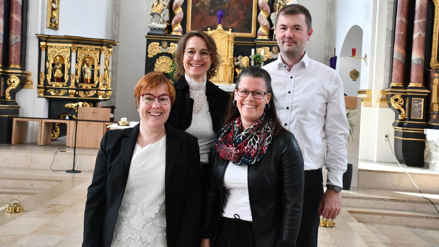 Barbara Lautenschlager aus Lauterhofen (li.) organisiert am Sonntag, 11. Mai, gemeinsam mit ihren Freunden ein Benefizkonzert zugunsten des Vereins „Nähen für Frühchen und Sternenkinder Beilngries e. V.“. Barbara Lautenschlager aus Lauterhofen (li.) organisiert am Sonntag, 11. Mai, gemeinsam mit ihren Freunden ein Benefizkonzert zugunsten des Vereins „Nähen für Frühchen und Sternenkinder Beilngries e. V.“.