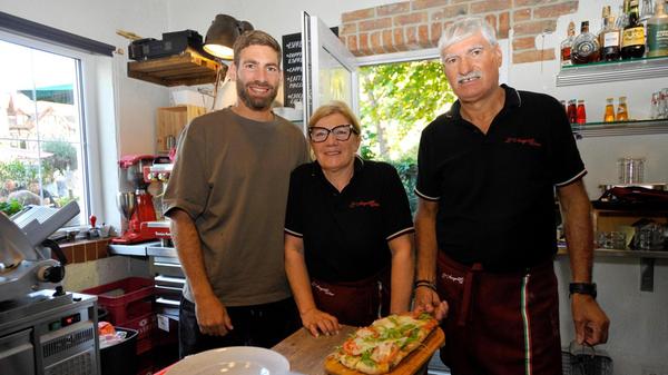 Alles beginnt an einem Nachmittag in den 90ern, als Vincenzo Valentini (rechts), der Vater von Enrico, zufällig vom Fenster seines Restaurants aus beobachtet, wie der Club ein Probetraining für Kinder veranstaltet. Der damals vierjährige „Enni“ ist sofort begeistert – er wird kurzerhand ins kalte Wasser geworfen und überzeugt.