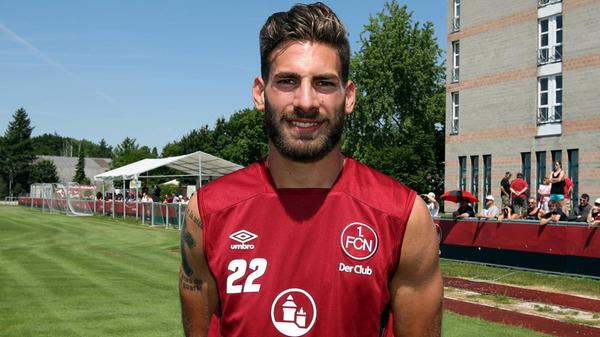 Nach der Saison 2016/17 kehrt der „Nürnberger Bub“ in seine Heimat zurück und startet unter Trainer Michael Köllner beim FCN durch: In 33 Einsätzen gelingen ihm 11 Torvorlagen, 32 Mal steht er dabei in der Startelf.