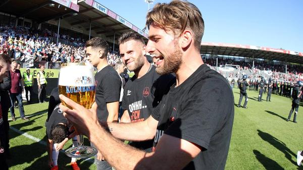 Alle Dämme brechen, Fans stürmten den Platz, Pyrotechnik wird gezündet und Bierduschen werden verteilt. Auch Valentini hat sich das Spaßgetränk verdient - er ist der beste Vorlagengeber der Saison.