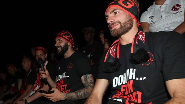 Nach der Rückkehr aus Sandhausen steigt noch am selben Abend eine riesige Party auf dem Vereinsgelände am Valznerweiher.