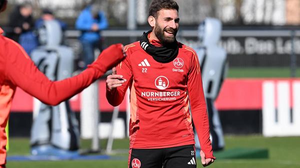 Valentini und der Club bleiben auch nach seinem Karriereende verbunden. Ab der kommenden Saison übernimmt „Vale“ das Amt des U14-Cheftrainers. Der 36-Jährige blickt mit Vorfreude auf seine neue Aufgabe: „Als Vater von zwei kleinen Jungs ist es für mich ein großes Anliegen, der jungen Generation etwas mitzugeben. Das will ich nun mit unveränderter Leidenschaft und Hingabe tun, und ich bin dankbar dafür, dass mir mein Verein die Chance gibt, meine ersten Schritte im Trainerwesen gehen zu dürfen.“