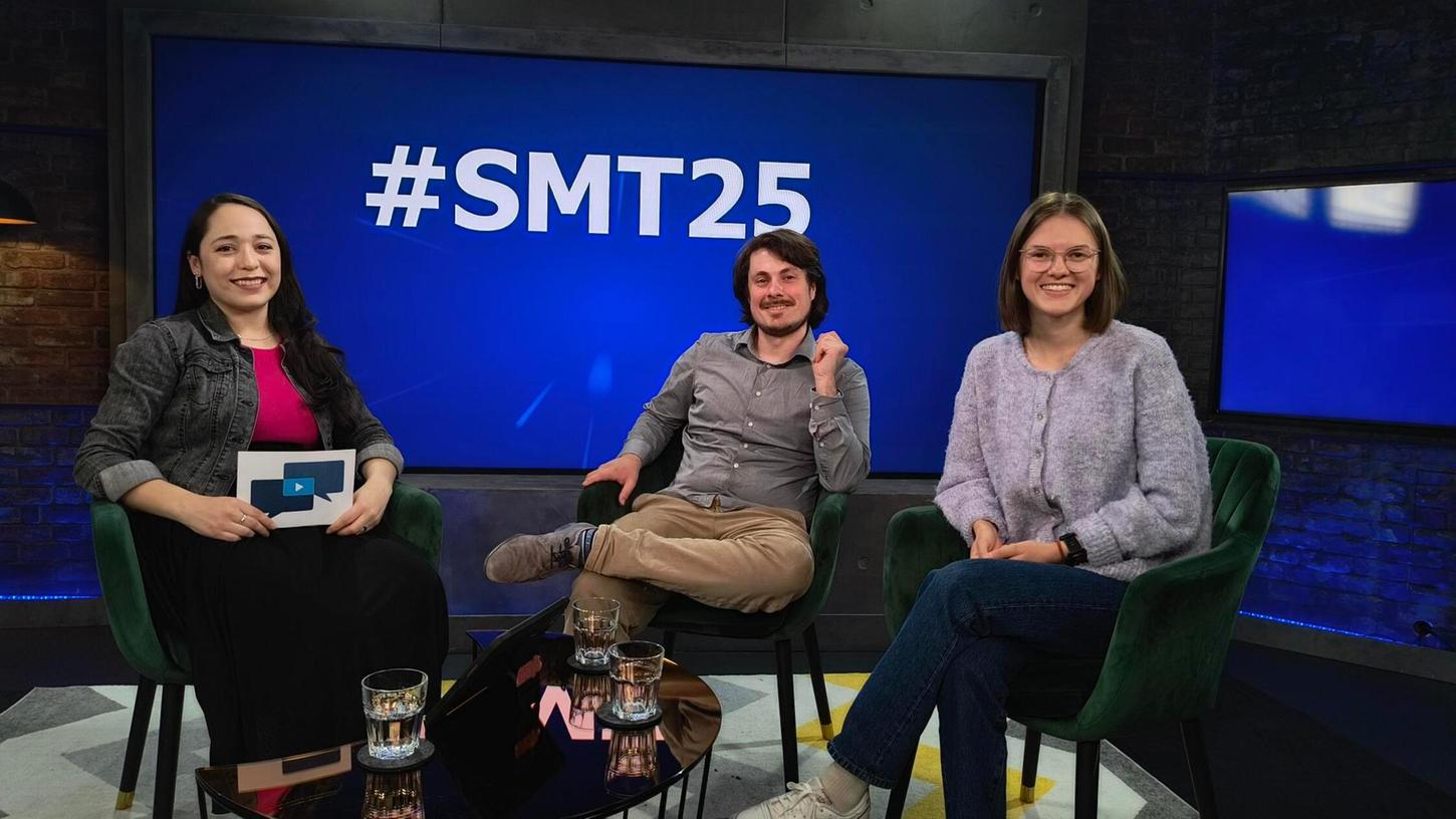 Moderatorin Joanna de Alencar Baban (links) von Bayern 1 stellte unseren Volontären Roman Schuster und Greta Nagel die Fragen der Schulklassen. Moderatorin Joanna de Alencar Baban (links) von Bayern 1 stellte unseren Volontären Roman Schuster und Greta Nagel die Fragen der Schulklassen.