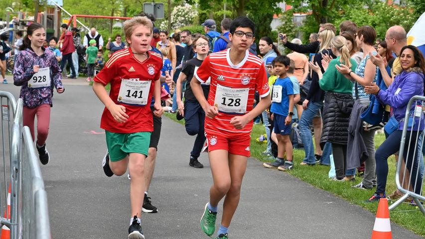 Der gemeinsam vom Leo-Club Erlangen-"Markgraf" und den beiden Lions Clubs in Erlangen veranstaltete Benefizlauf im Röthelheimpark geht am Wochenende in die nächste Runde. Der gemeinsam vom Leo-Club Erlangen-"Markgraf" und den beiden Lions Clubs in Erlangen veranstaltete Benefizlauf im Röthelheimpark geht am Wochenende in die nächste Runde.