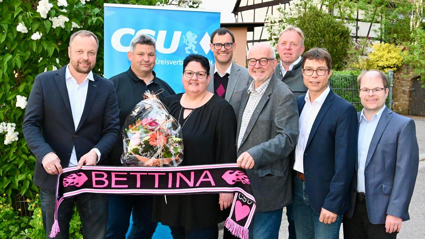 Gruppenbild mit Bürgermeisterkandidatin: Bettina Weigand soll für die CSU in Abenberg den Bürgermeister-Sessel erobern. Einen ersten Fanschal gibt es bereits. Gruppenbild mit Bürgermeisterkandidatin: Bettina Weigand soll für die CSU in Abenberg den Bürgermeister-Sessel erobern. Einen ersten Fanschal gibt es bereits.