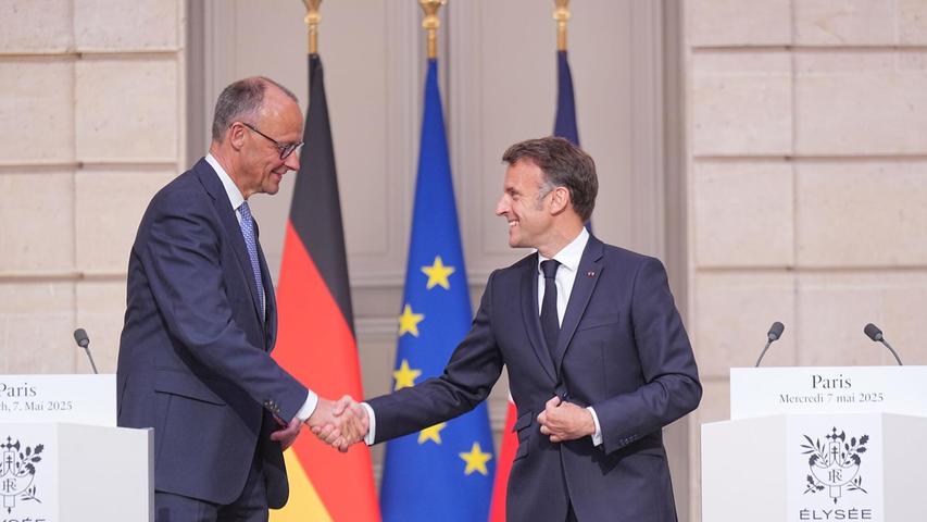 Der Empfang für den neuen deutschen Bundeskanzler in Paris war herzlich. Der Empfang für den neuen deutschen Bundeskanzler in Paris war herzlich.