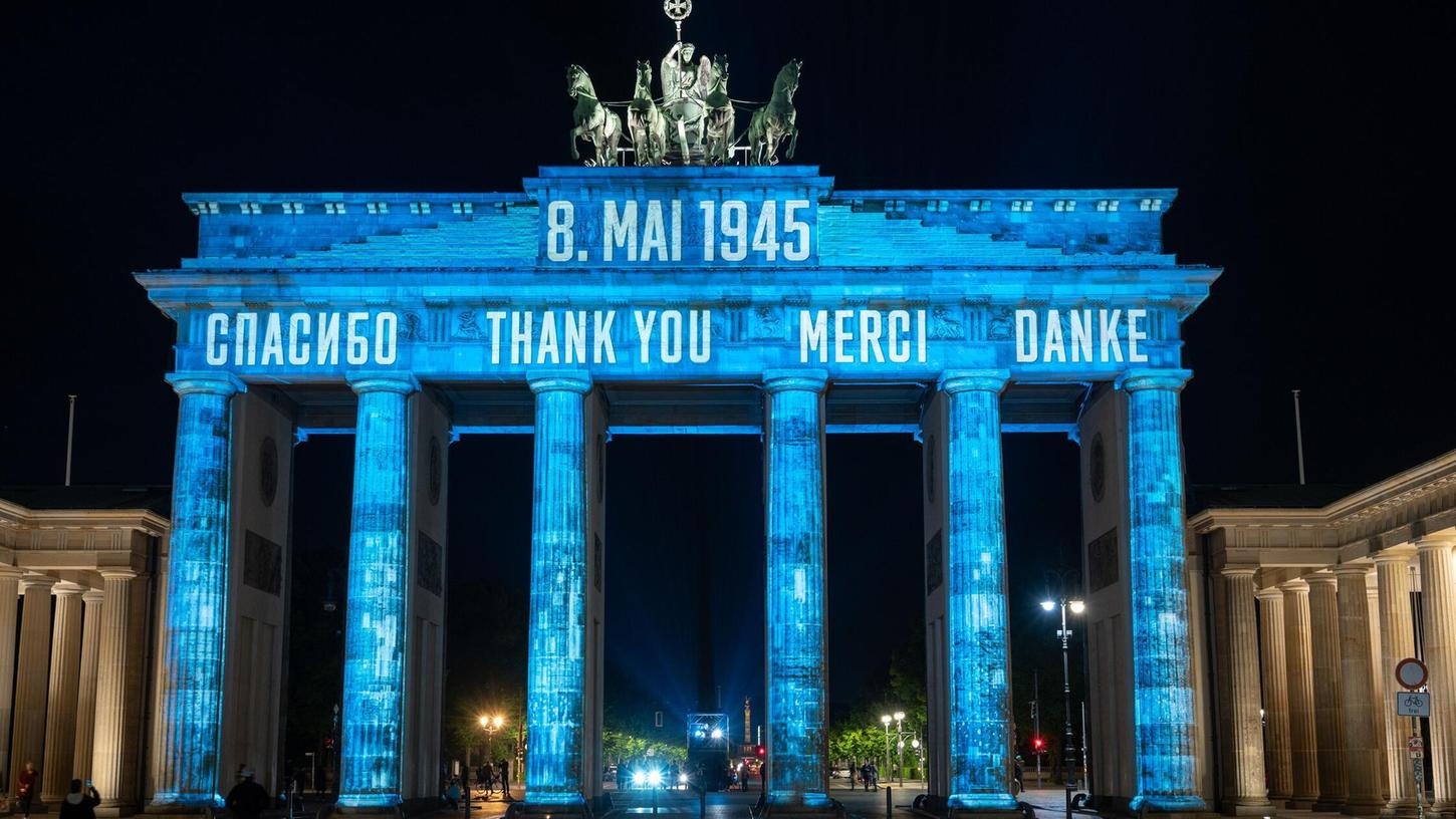 In den Sprachen Russisch, Englisch, Französisch und Deutsch wird das Brandenburger Tor 2020 mit dem Wort «Danke» angestrahlt. Am 8. Mai jährt sich nun zum 80. Mal das Ende des Zweiten Weltkrieges und die Befreiung vom Nationalsozialismus. In den Sprachen Russisch, Englisch, Französisch und Deutsch wird das Brandenburger Tor 2020 mit dem Wort «Danke» angestrahlt. Am 8. Mai jährt sich nun zum 80. Mal das Ende des Zweiten Weltkrieges und die Befreiung vom Nationalsozialismus.