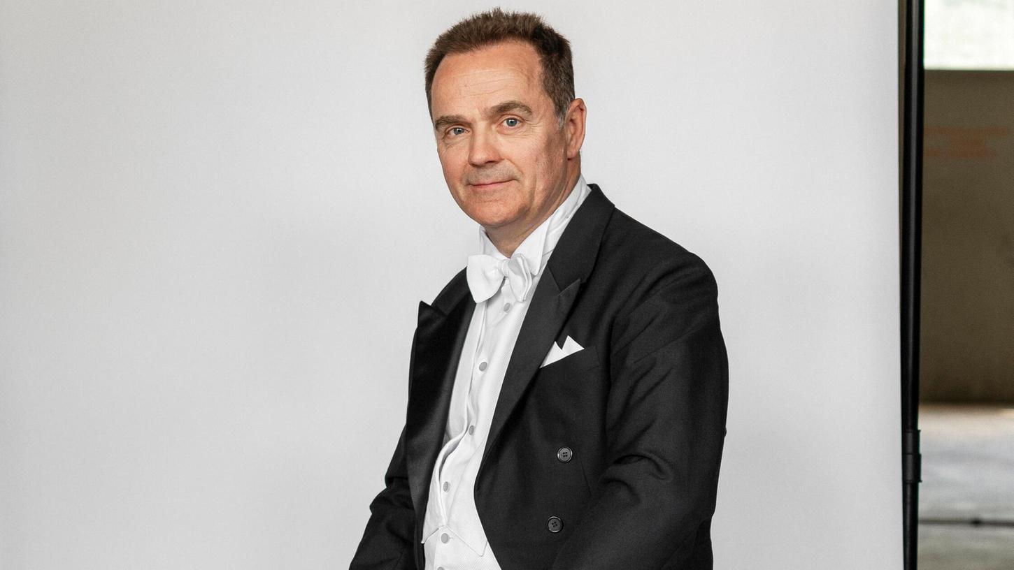 Unter der Leitung von Major Rudolf Piehlmayer präsentieren die Militärmusiker ein außergewöhnliches Programm. Unter der Leitung von Major Rudolf Piehlmayer präsentieren die Militärmusiker ein außergewöhnliches Programm.