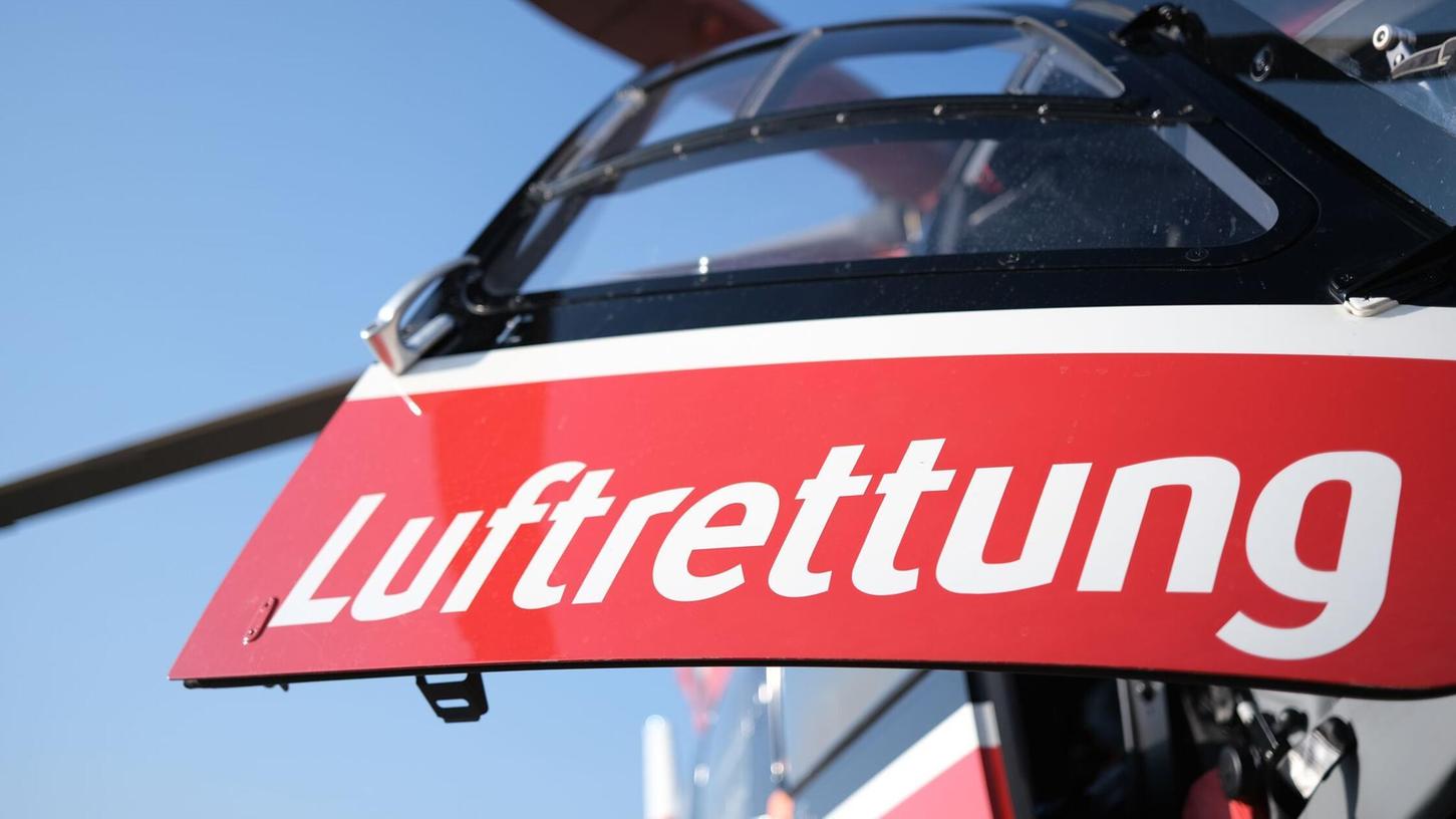 Ein Hubschrauber brachte einem Polizeisprecher zufolge eine verletzte Person ins Krankenhaus. (Symbolbild) Ein Hubschrauber brachte einem Polizeisprecher zufolge eine verletzte Person ins Krankenhaus. (Symbolbild)