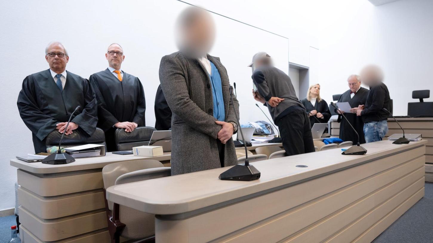 Im Prozess um den Diebstahl des keltischen Goldschatzes aus einem Museum in Manching hat das Landgericht die Angeklagten - hier mit ihren Verteidigern - zu Geständnissen aufgefordert. (Archivbild) Im Prozess um den Diebstahl des keltischen Goldschatzes aus einem Museum in Manching hat das Landgericht die Angeklagten - hier mit ihren Verteidigern - zu Geständnissen aufgefordert. (Archivbild)