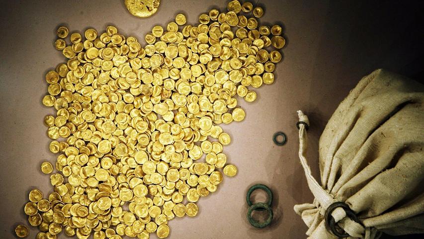 Der 3,7 Kilogramm schwere Kelten-Goldschatz wurde einst in einer Bodenvitrine im Museum in Manching ausgestellt. (Archivbild) Der 3,7 Kilogramm schwere Kelten-Goldschatz wurde einst in einer Bodenvitrine im Museum in Manching ausgestellt. (Archivbild)