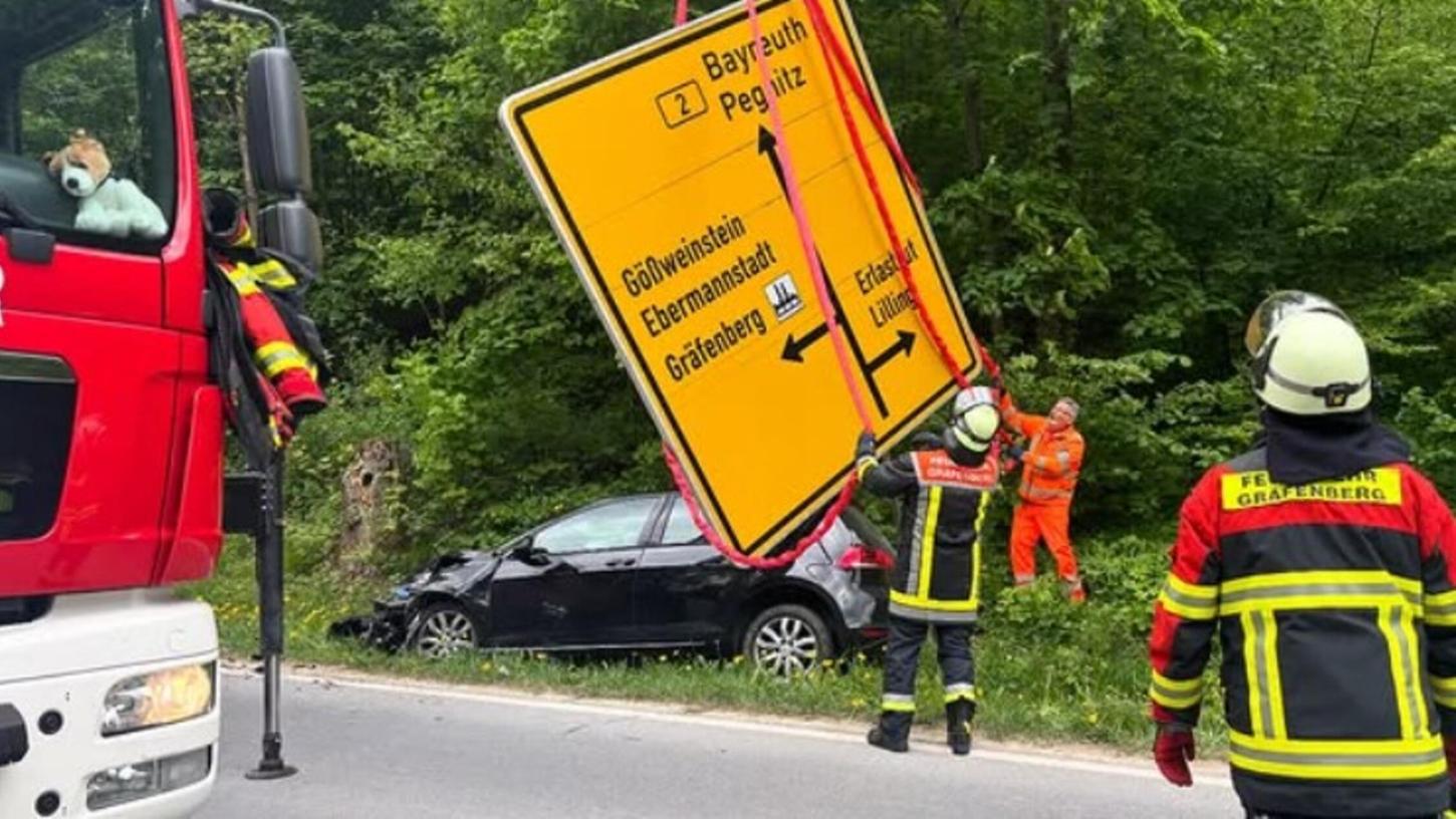 Entlang der B2 bei Gräfenberg ist es am Mittwochnachmittag zu einem Unfall gekommen. Entlang der B2 bei Gräfenberg ist es am Mittwochnachmittag zu einem Unfall gekommen.