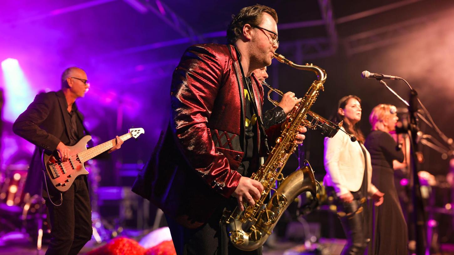 Unter dem Motto „superb.funk&disco“ zelebrieren die acht Musiker der Band „Just-Like-That“ die unvergesslichen Hits und den Groove der Soul-Ära. Unter dem Motto „superb.funk&disco“ zelebrieren die acht Musiker der Band „Just-Like-That“ die unvergesslichen Hits und den Groove der Soul-Ära.