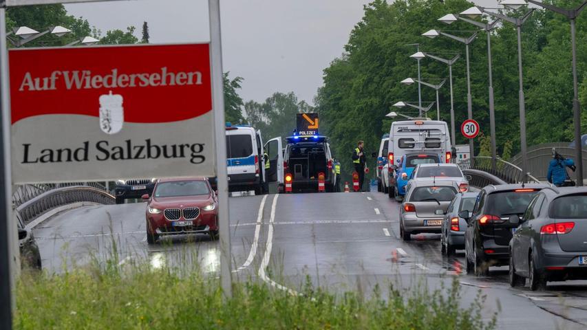 Auf einer Brücke zwischen Freilassing und Salzburg richtete die Bundespolizei wieder einen festen Kontrollpunkt ein. Auf einer Brücke zwischen Freilassing und Salzburg richtete die Bundespolizei wieder einen festen Kontrollpunkt ein.