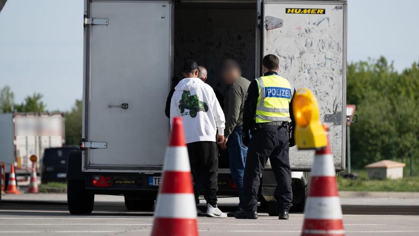 Dobrindt hatte angekündigt, schärfer kontrollieren zu lassen. Dobrindt hatte angekündigt, schärfer kontrollieren zu lassen.