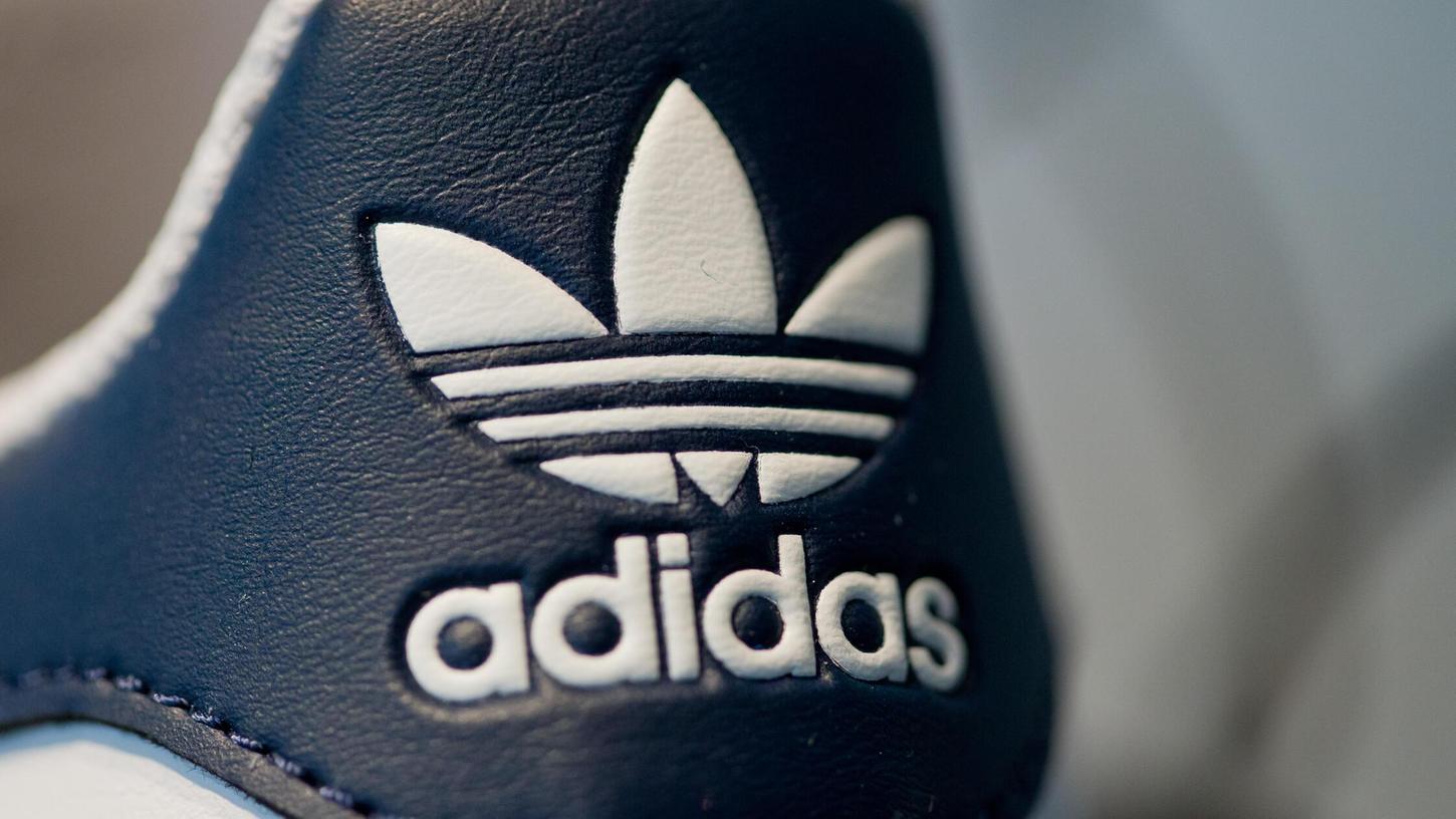 Die Gewerkschaft IGBCE hat ihre Forderungen für die Tarifrunde in der Sportartikel- und Schuhindustrie beschlossen: Die rund 8000 Adidas-Beschäftigten sollen demnach sieben Prozent mehr Geld bekommen. Die Gewerkschaft IGBCE hat ihre Forderungen für die Tarifrunde in der Sportartikel- und Schuhindustrie beschlossen: Die rund 8000 Adidas-Beschäftigten sollen demnach sieben Prozent mehr Geld bekommen.
