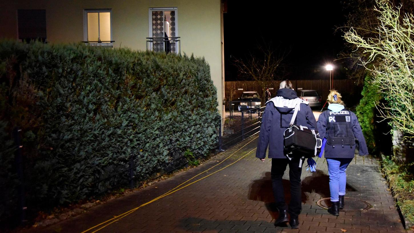 Kurz nach der blutigen Auseinandersetzung am Samstag, 14. Dezember: Polizisten auf dem Weg zum Tatort in Rückersdorf. Kurz nach der blutigen Auseinandersetzung am Samstag, 14. Dezember: Polizisten auf dem Weg zum Tatort in Rückersdorf.