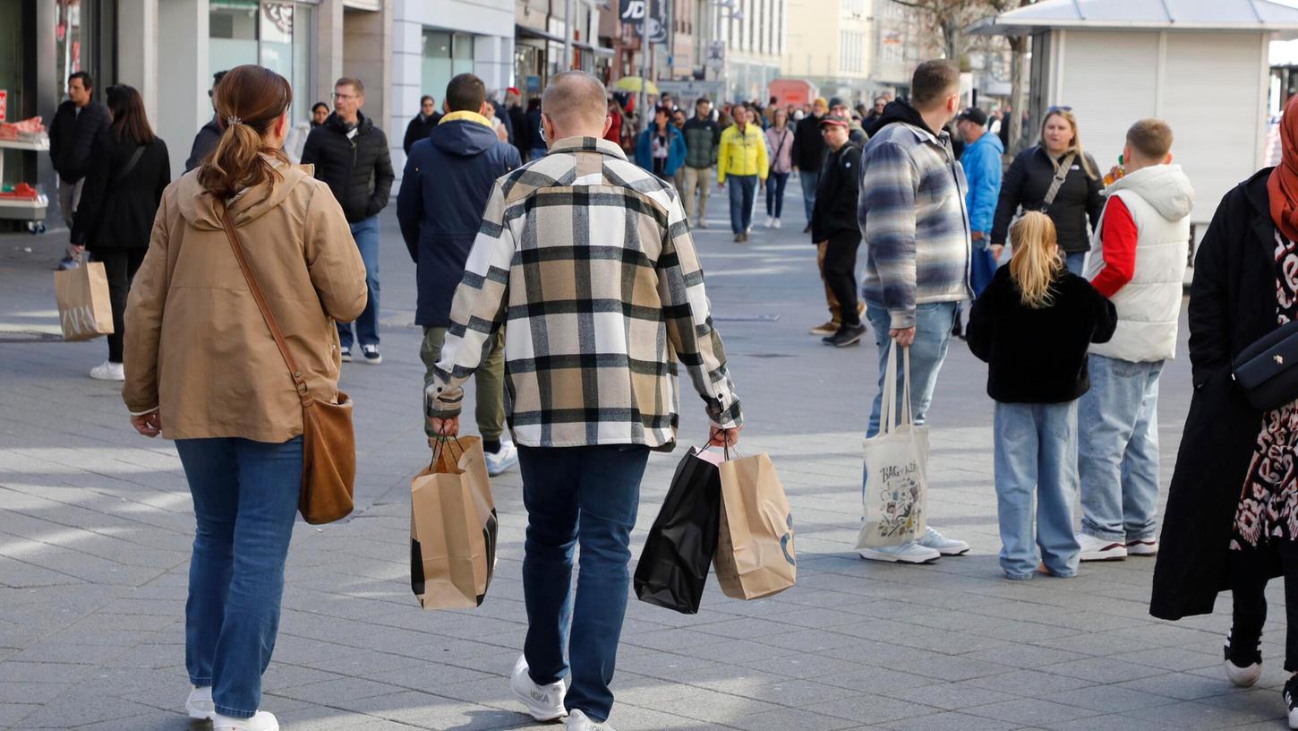An einigen Wochenenden im Jahr finden in der Region verkaufsoffene Sonntage statt. Meist sind die Tage mit Märkten und Kirchweihen verbunden - wie hier in Nürnberg. An einigen Wochenenden im Jahr finden in der Region verkaufsoffene Sonntage statt. Meist sind die Tage mit Märkten und Kirchweihen verbunden - wie hier in Nürnberg.