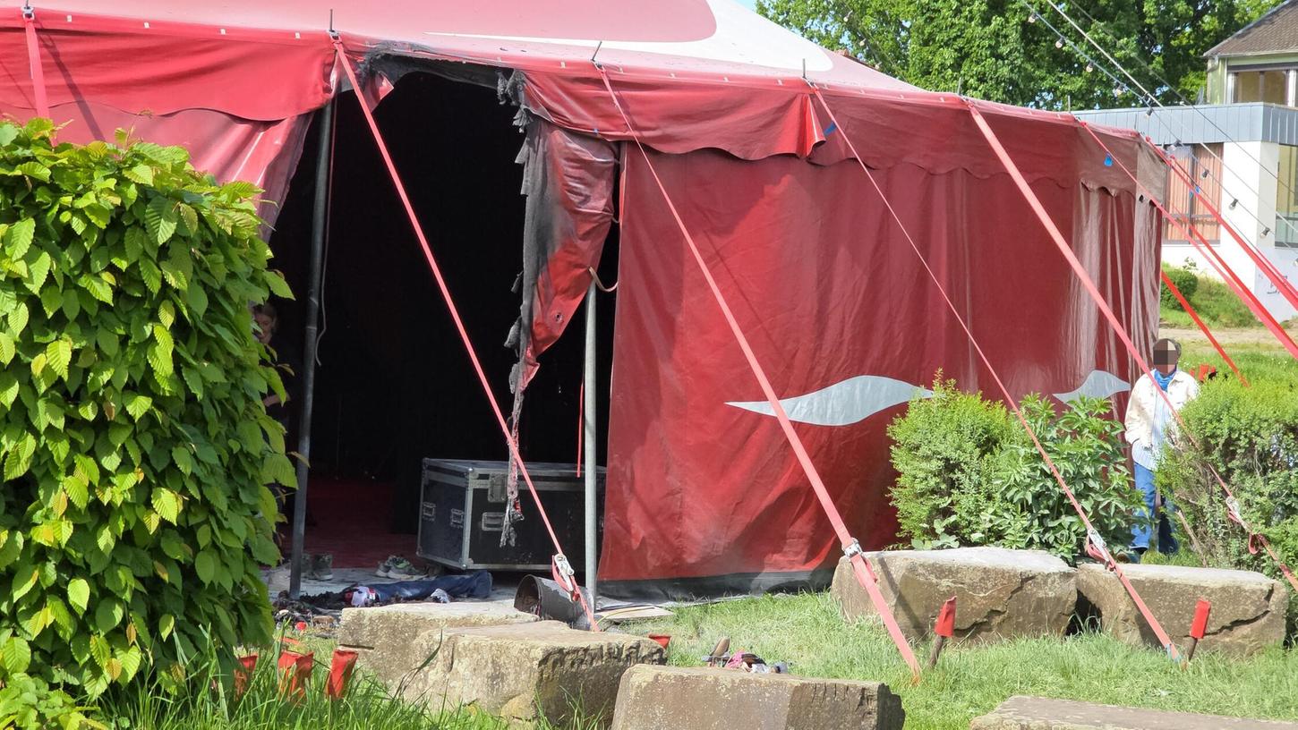 Der Eingang des Zirkuszeltes, in dem der Brand ausgebrochen ist. Der Eingang des Zirkuszeltes, in dem der Brand ausgebrochen ist.