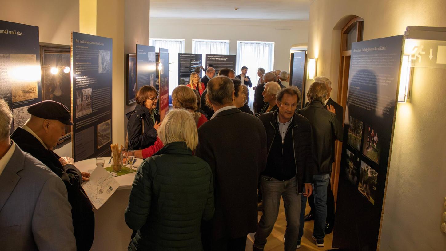 Rund 40 geladene Gäste haben sich zur Eröffnung als erstes ein Bild von der gelungenen Ausstellung rund ums Treideln gemacht. Rund 40 geladene Gäste haben sich zur Eröffnung als erstes ein Bild von der gelungenen Ausstellung rund ums Treideln gemacht.